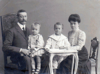 Foto Adrien Henri MG (1873-1965) en Marie van Houten (1875-1945) met hun zonen Jan Albert MG (1904-1994) en Walrave (1907-1999) Den Haag 1909